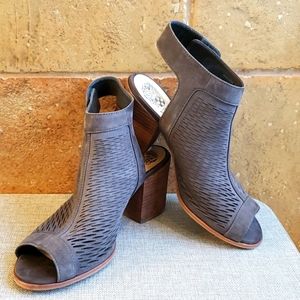 Vince Camuto Grey style Lavette